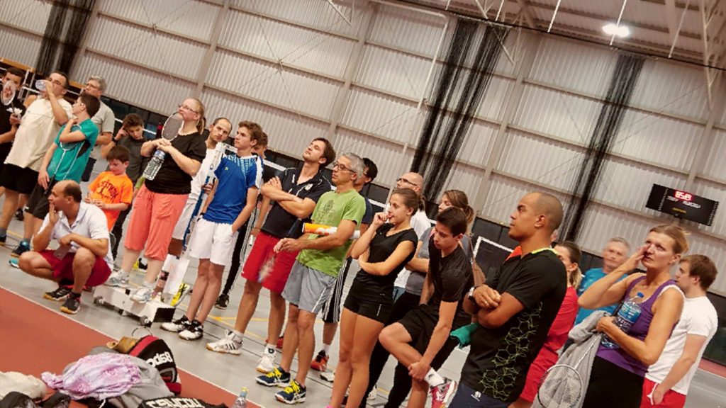 Les joueurs attentifs pendant le discours